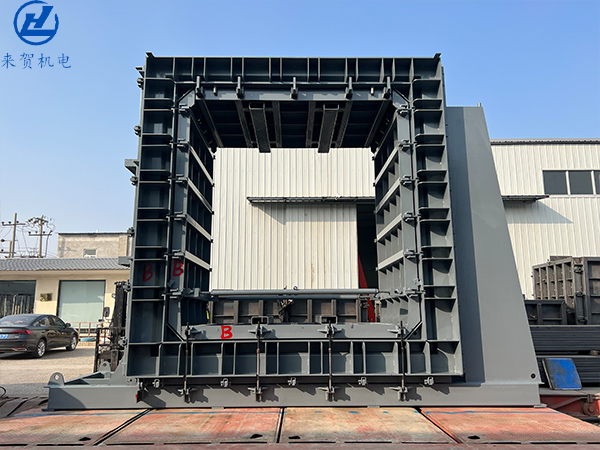 鐵路影響下地下綜合管廊模具頂進施工技術與起重機吊裝架空方案應用